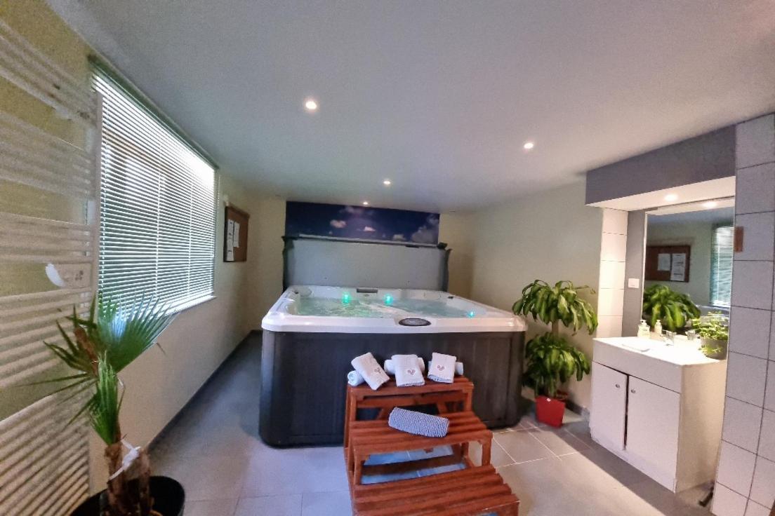 Gite Bruyere, 2 A 5 Personnes Avec Salle De Jeux Et Spa Dans La Residence ว็องทรง ภายนอก รูปภาพ