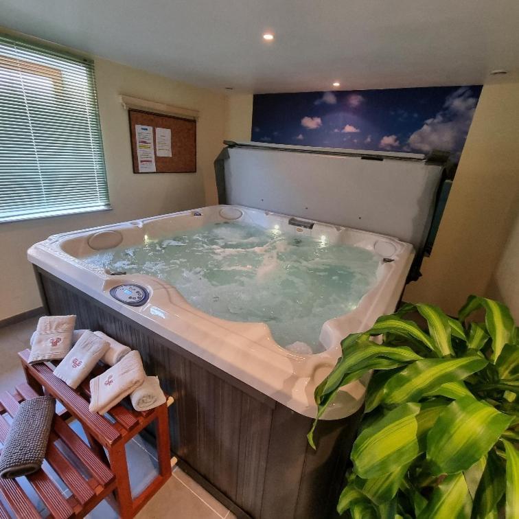 Gite Bruyere, 2 A 5 Personnes Avec Salle De Jeux Et Spa Dans La Residence ว็องทรง ภายนอก รูปภาพ